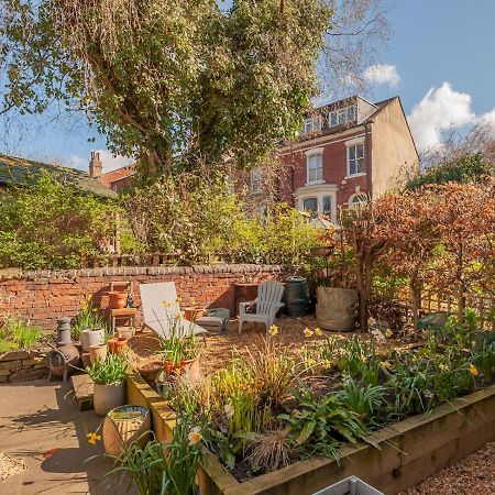 Pass The Keys Wonky Cottage With Amazing Garden Leeds  Exterior foto