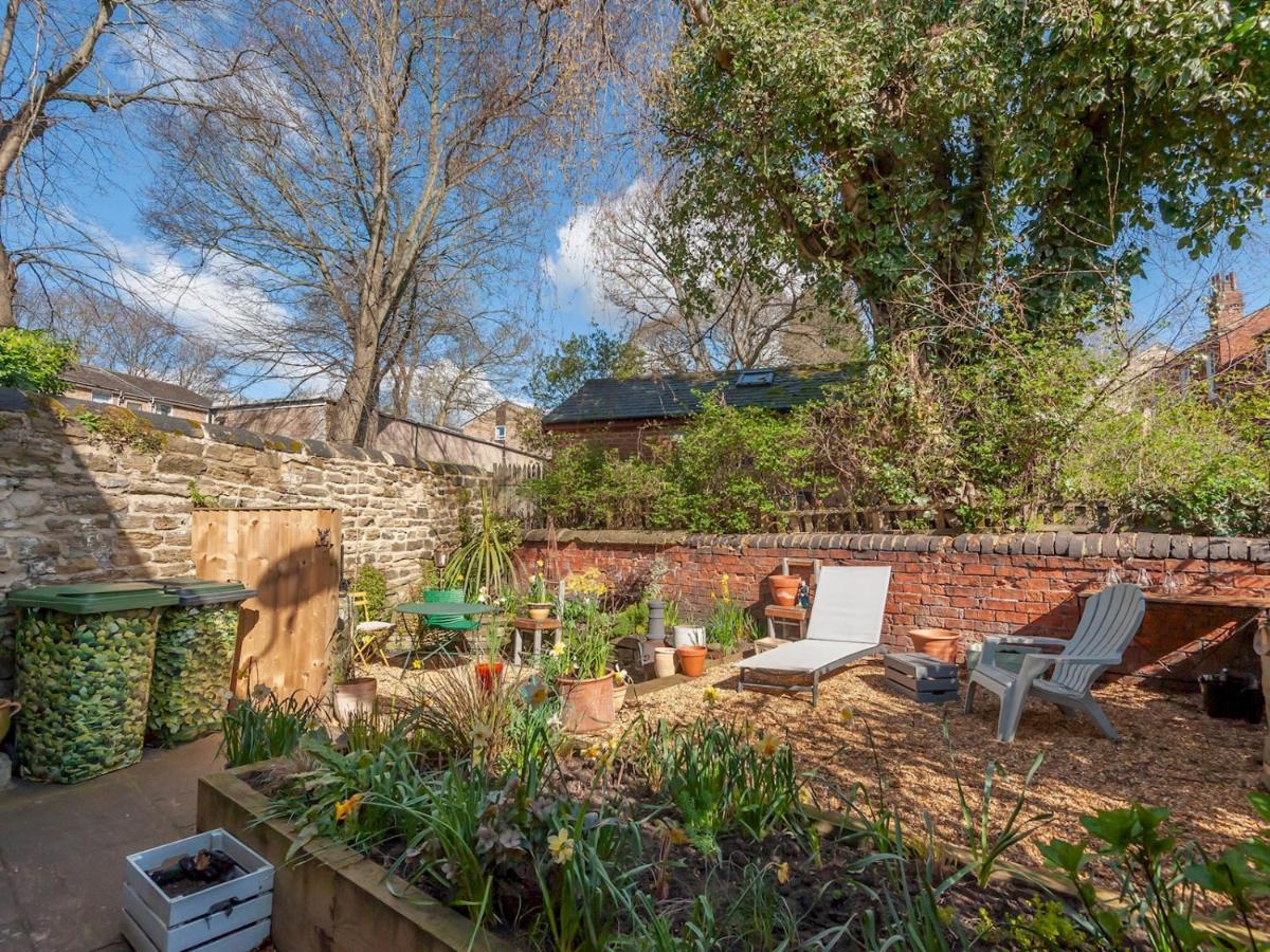 Pass The Keys Wonky Cottage With Amazing Garden Leeds  Exterior foto